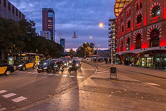 Tráfico nocturno en la plaza de España de Barcelona
