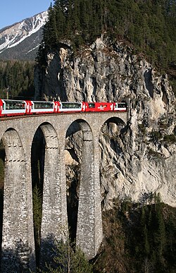 Un tren cruza el viaducto de Landwasser y entra en el túnel homónimo.