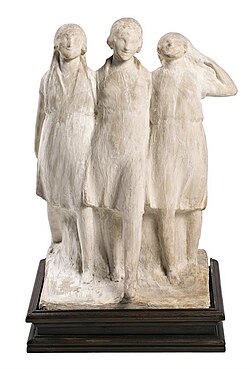 Tres jóvenes, escultura en yeso realizada en 1917