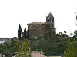 Iglesia de Bierge en lo alto de la población