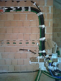 Montaje de canalizaciones eléctricas en una vivienda