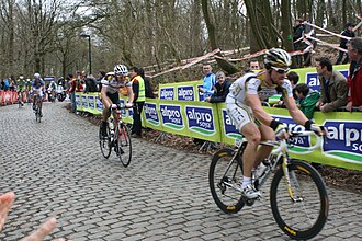 Bernhard Eisel seguido por Sep Vanmarcke en el Monte Kemmel