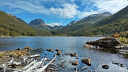 Vista hacia el sur del lago Maku en el valle del río Los Bronces.
