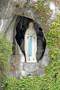 Imagen de Nuestra Señora del Rosario en el santuario de Lourdes
