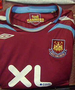 Camiseta tradicional del West Ham United con sus colores característicos