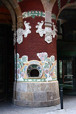 Antigua taquilla original integrada en una columna con trencadís