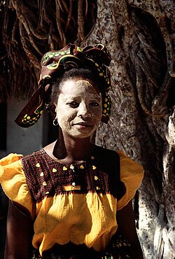 Mujer con atuendo y elementos tradicionales de Mozambique
