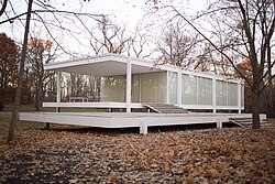 Vista exterior de la Casa Farnsworth en Plano, Illinois, Estados Unidos.
