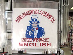Una pegatina exigiendo a los migrantes que hablen inglés con el texto Bienvenido a Estados Unidos: Ahora hable inglés