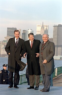 George Bush, Ronald Reagan y Mijaíl Gorbachov reunidos en Nueva York en 1988.