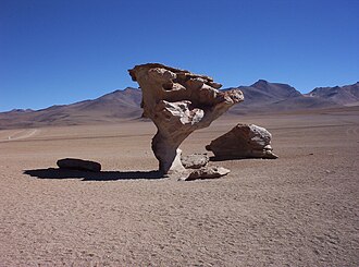 Formación rocosa esculpida por el viento en el desierto Siloli, Bolivia