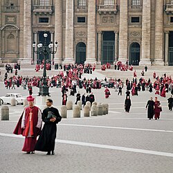 Salida de los Padres conciliares de la basílica de San Pedro al término de las sesiones.