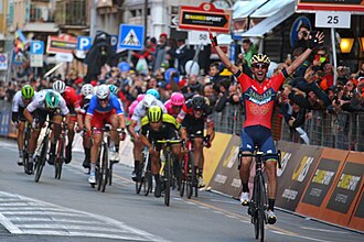 Vincenzo Nibali celebrando su victoria en la Milán-San Remo 2018