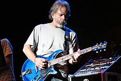 Bob Weir tocando en vivo con una guitarra Modulus G3FH en 2007
