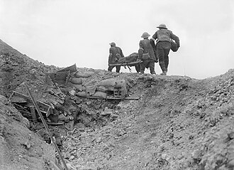 Soldados británicos recuperando heridos en la Batalla de Thiepval