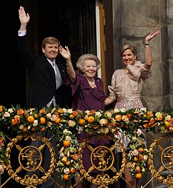 La reina Beatriz junto a los nuevos reyes