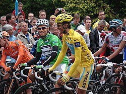 Alberto Contador con el maillot amarillo al inicio de la 17.ª etapa del Tour de Francia.