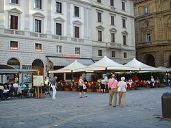 Exterior del café Giubbe Rosse visto desde la plaza en Florencia