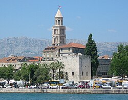 Colinas situadas al fondo de la ciudad de Split
