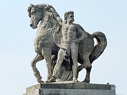 Estatuas ornamentales del puente