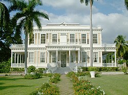 Fachada de la histórica mansión Devon House en Kingston.