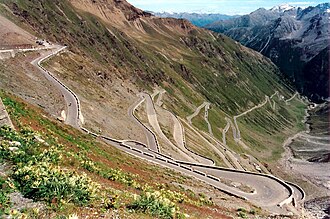 Detalle de algunas de las horquillas de la cara norte del Paso Stelvio