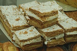 Milhojas de dos cremas, combinando nata y crema pastelera.