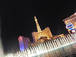 Espectáculo nocturno de las fuentes de agua en el hotel Bellagio