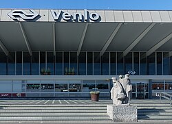 Escultura Reizigers frente a la estación de buses