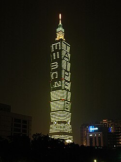 Proyección de la fórmula E=mc² en el rascacielos Taipei 101.
