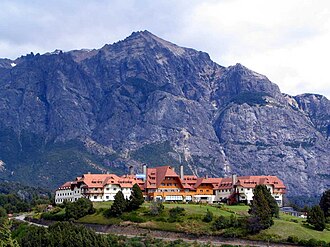 Vista general del Hotel Llao Llao con el Cerro López de fondo