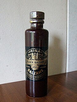 Botella tradicional de cerámica del Bálsamo Negro de Riga