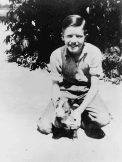 Fotografía histórica de Jimmy Carter acompañado de su perro Bozo en el año 1937.