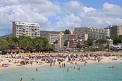 Turistas en una playa de Magaluf