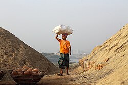 Un trabajador en Daca, Bangladés.