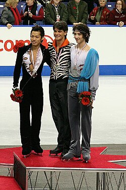 Johnny Weir junto a Daisuke Takahashi y Stéphane Lambiel en Skate Canada 2006