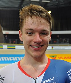 Ethan Hayter compitiendo en una prueba de ciclismo