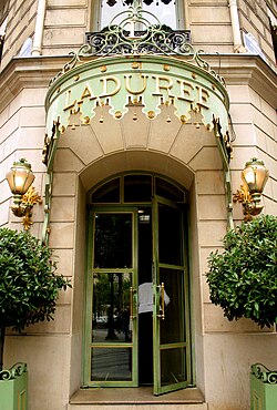 Fachada de los Campos Elíseos de la sede central de Ladurée