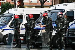 Agentes de la Brigada Móvil equipados con uniformes de intervención.