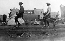 Dos hombres conduciendo biciclos en Santa Ana, California, en 1886