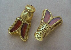 Detalle de abejas de oro descubiertas en la tumba de Childerico I