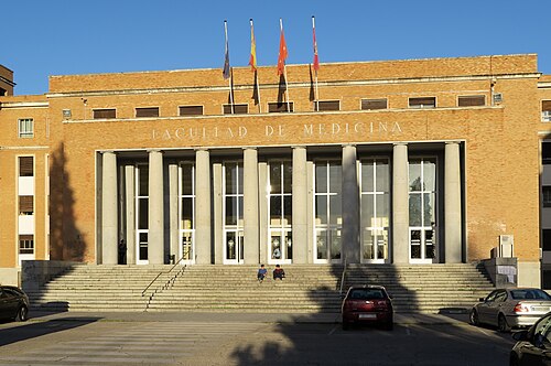 Fachada principal de la Facultad de Medicina de la Universidad Complutense de Madrid