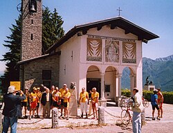 Ciclistas delante de la capilla