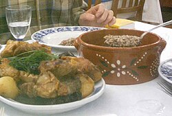 Rojões al estilo del minho con arroz de sarrabulho en cazuela de barro