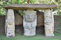 Estatua monolítica en el Parque arqueológico de San Agustín