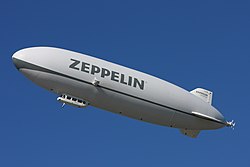 Dirigible clásico en la atmósfera