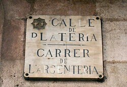 Placa bilingüe de calle en Barcelona