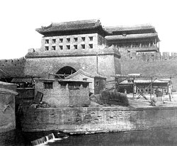 Fotografía histórica del Yongdingmen original tomada en 1922 por Osvald Sirén