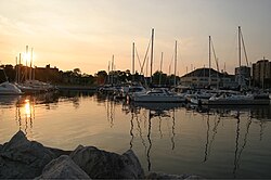 Marina en la costa canadiense
