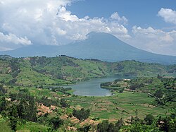 Paisaje montañoso con lagos en las montañas Virunga